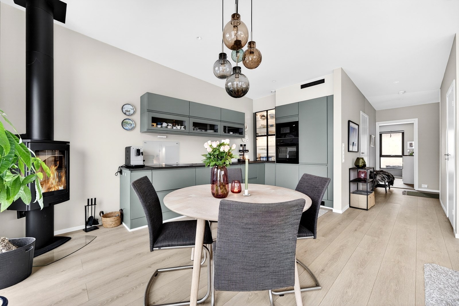 Godt utstyrt kjøkken med god benkeplass. Galleribilde