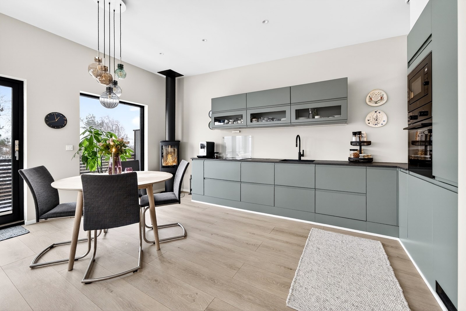 Kjøkkenets utforming gir rom for en god arbeidsplass. Den lune grønnfargen på frontene glir fint inn i rommet. Galleribilde