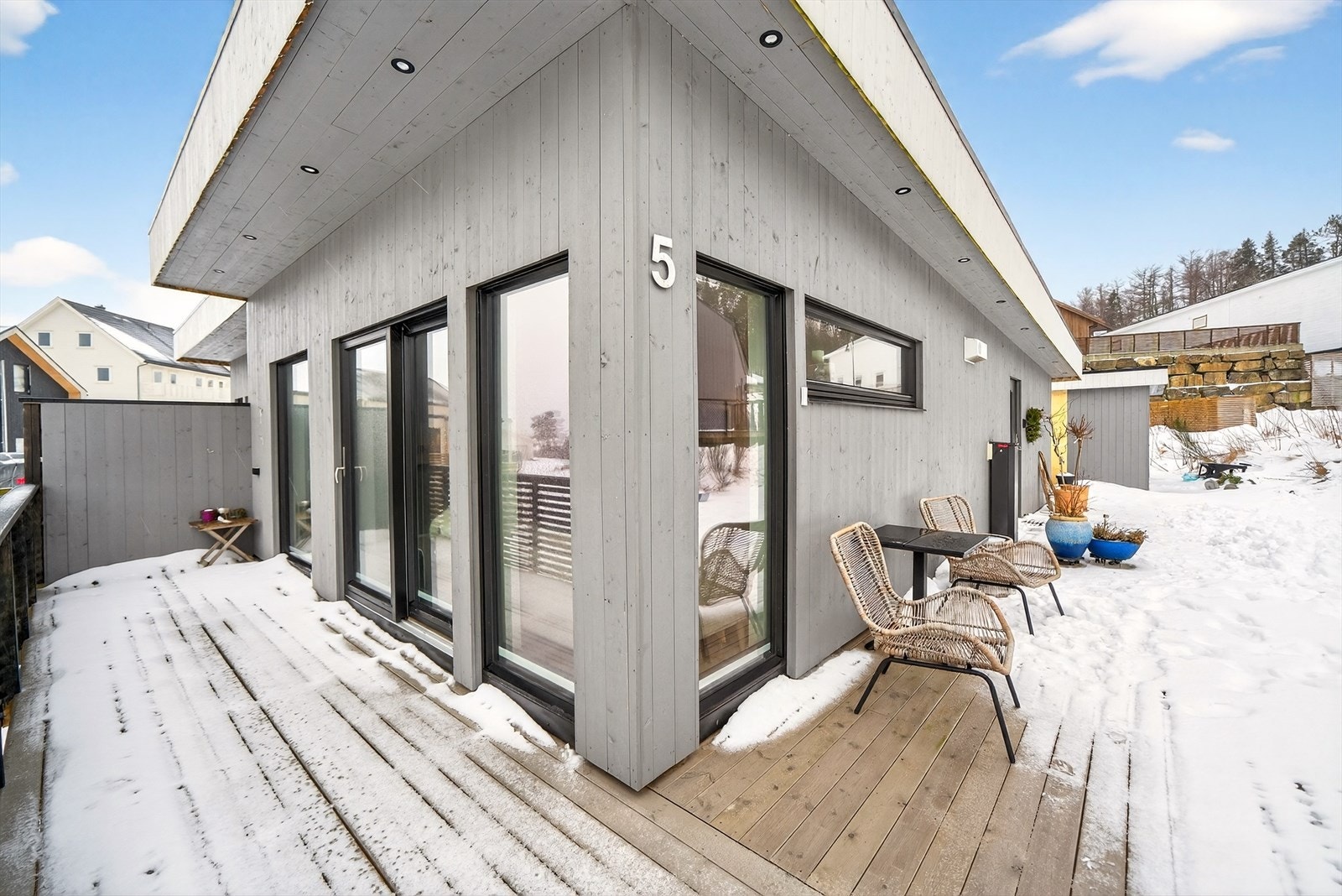 Terrassen går rundt fronten av boligen, slik at man kan flytte seg etter vær og vind. Downlights i taket skaper en stemningsfull ramme rundt huset. Galleribilde