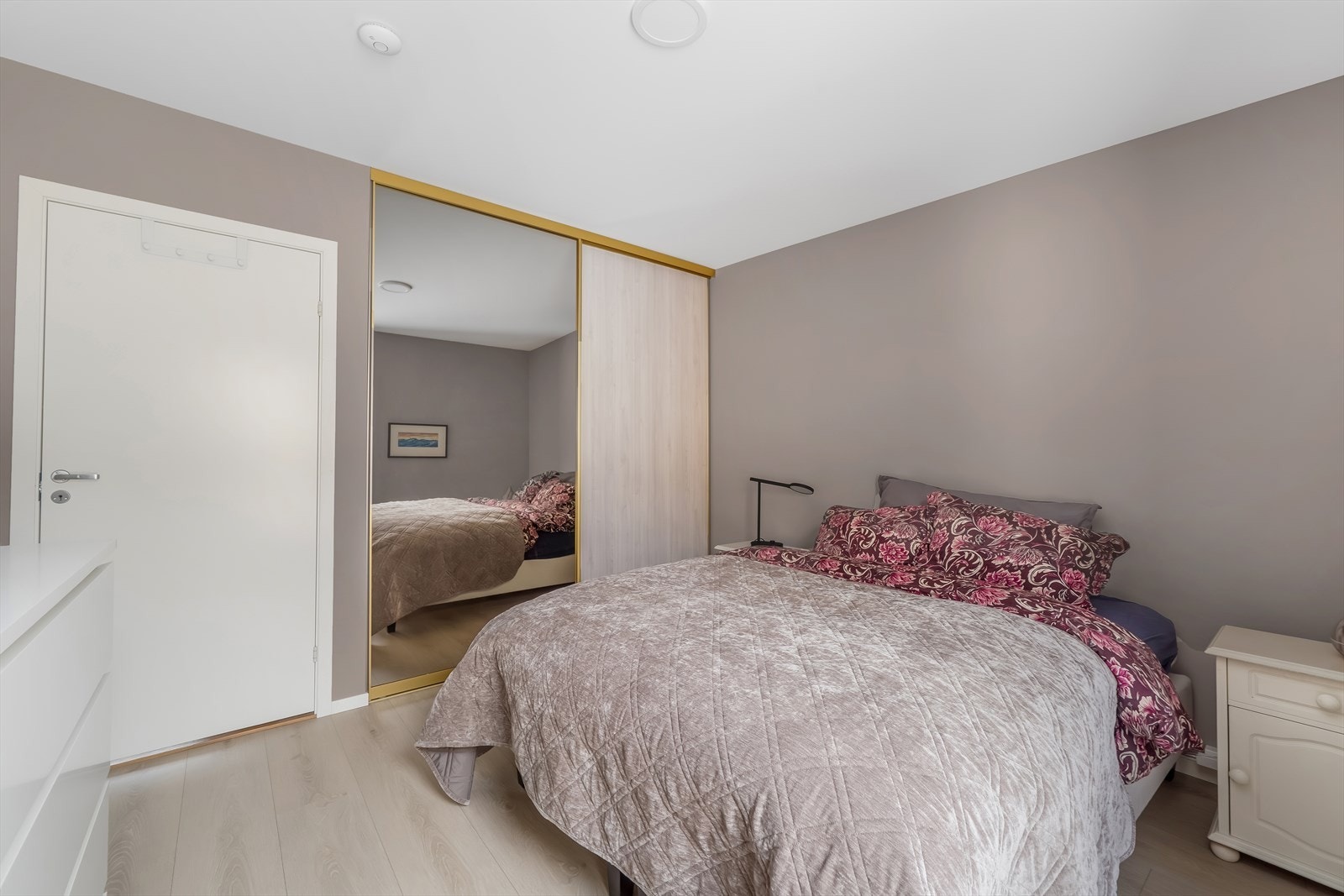 På hovedsoverommet er det en stor skyvedørsgarderobe. Galleribilde