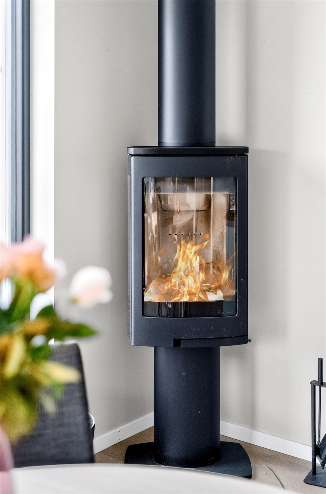 Peis som gir både varme og bidrar til en hyggelig atmosfære i rommet. Galleribilde