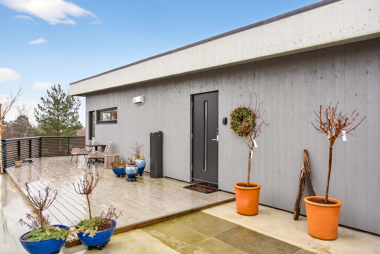 Pent opparbeidet uteområde med støpte områder og platting. Velkommen inn! Galleribilde