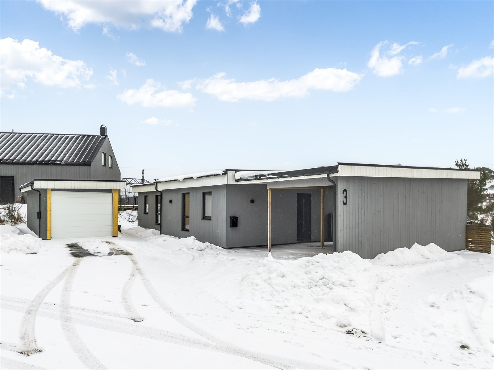 Boligen ligger fint til med egen garasje rett ved. Galleribilde