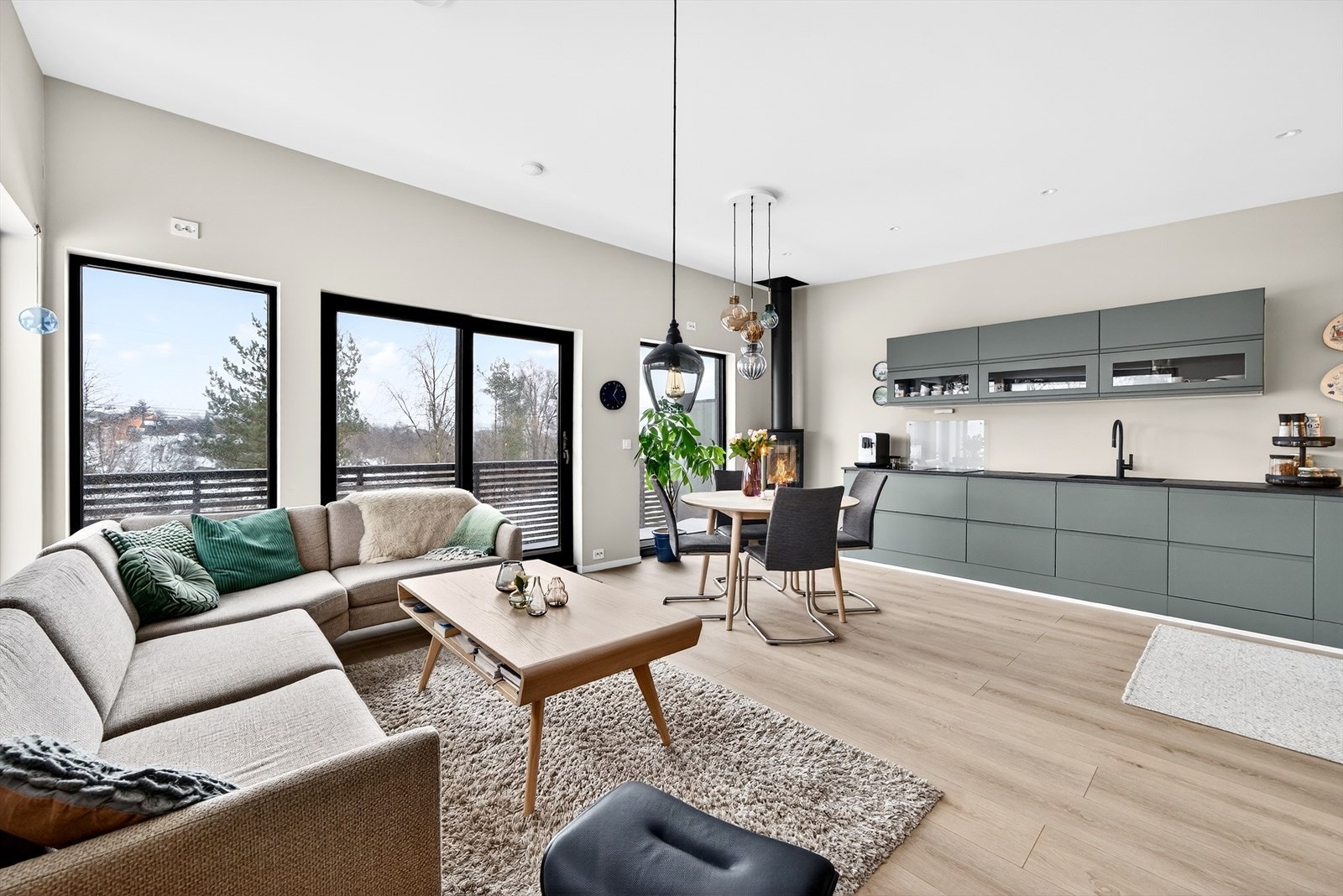 Lys og trivelig stue med åpen kjøkkenløsning. Store vindusflater gir godt med dagslys inn. Galleribilde