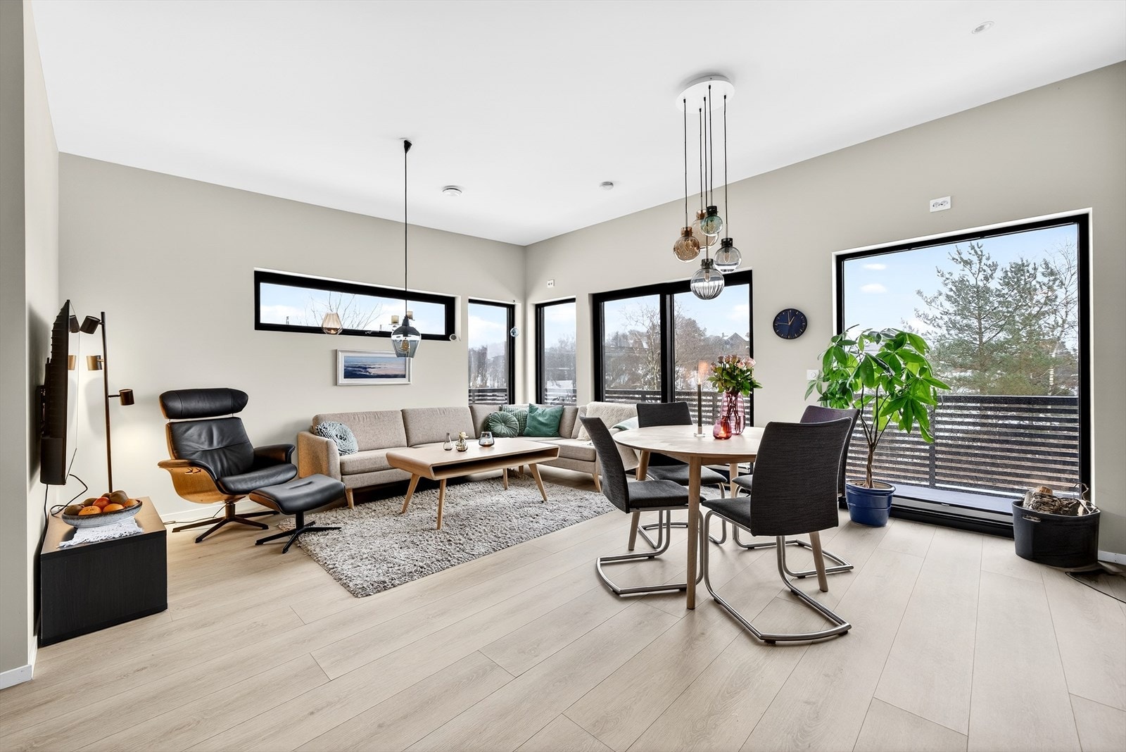 Stuens planløsning gir plass til møblering i soner. Utgang til terrassen i front via skyvedør. Galleribilde