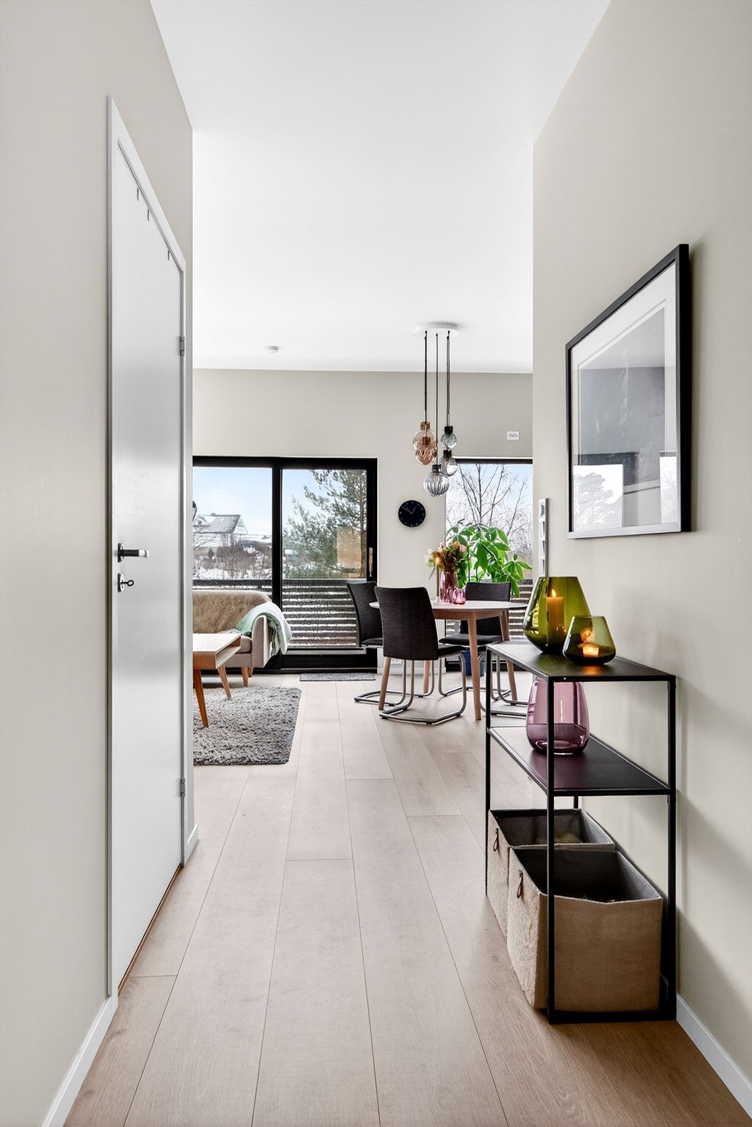 Gang som leder rett inn i stue/kjøkken, med dør inn til vaskerommet. Galleribilde