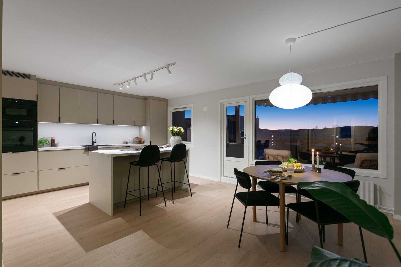 Velkommen til Kristian Bakkens veg 27C, presentert av Henrik Busterud! Foto: Pil Branding (Kim Rognmo) Galleribilde