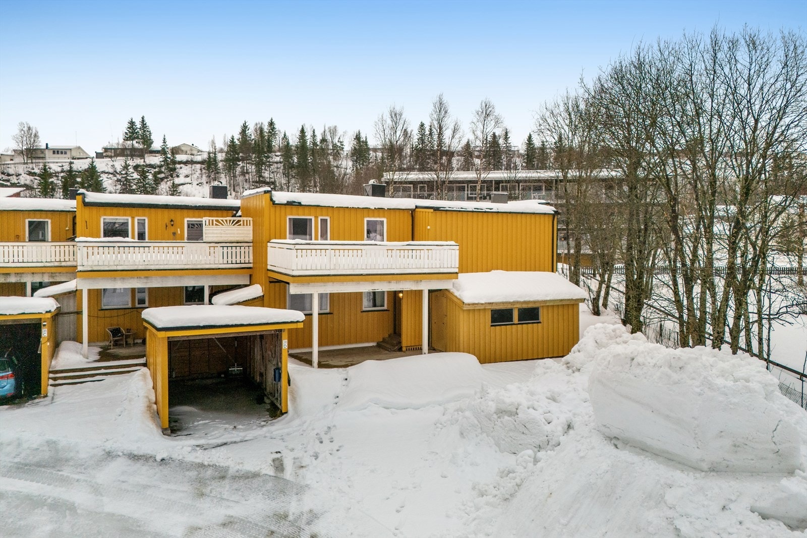 Til boligen hører en egen carport og en utvendig bod på ca. 10 m². Galleribilde