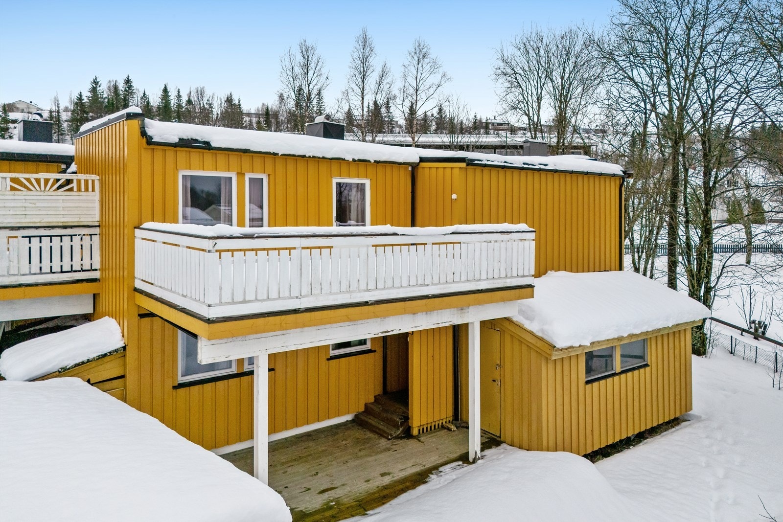 Velkommen til Svalbardgata 38D! Rekkehuset går over to plan og har flere private uteplasser. Galleribilde