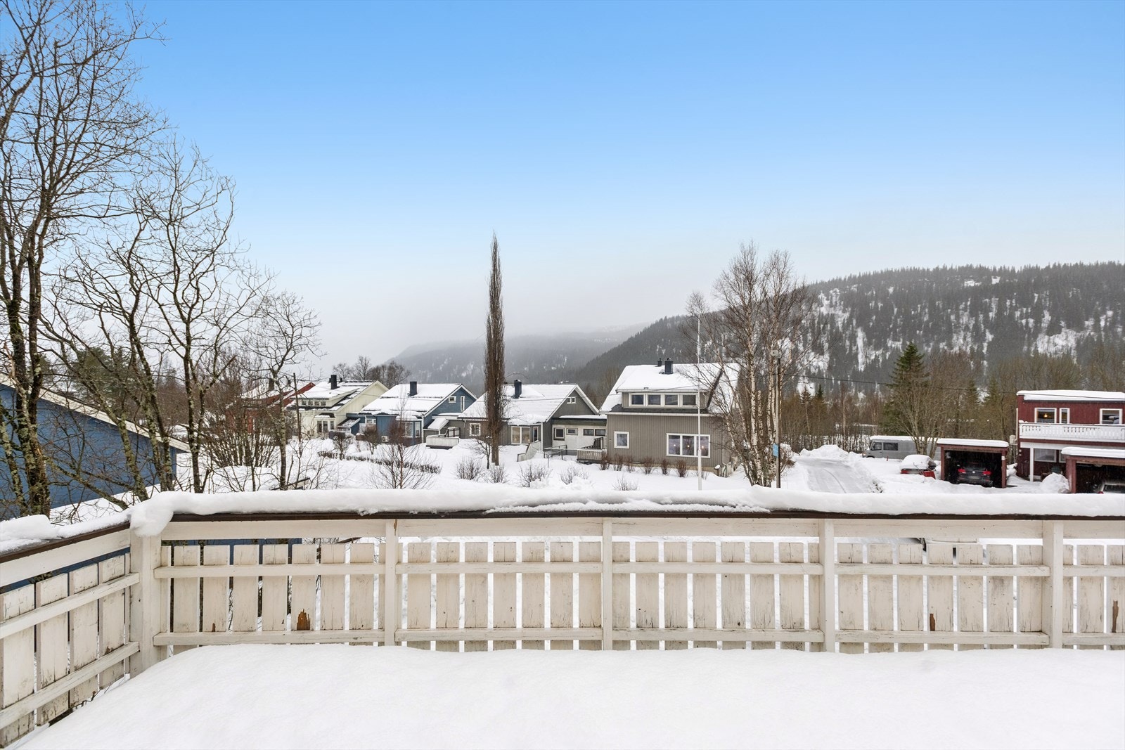 Fra altanen er det åpen utsikt over nabolaget. Galleribilde