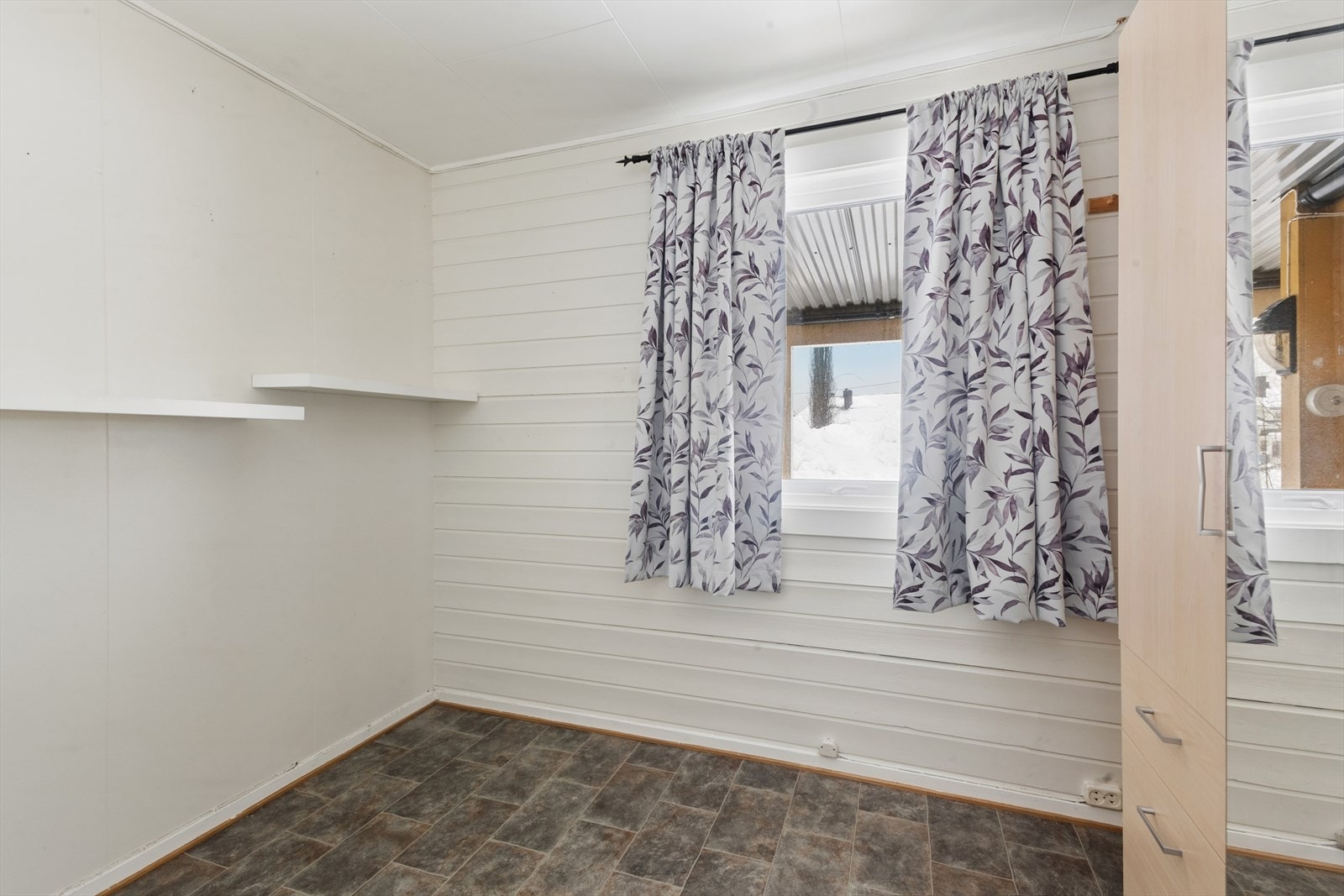 Soverommene har varierte overflater som belegg på gulv og malte panelplater. Galleribilde