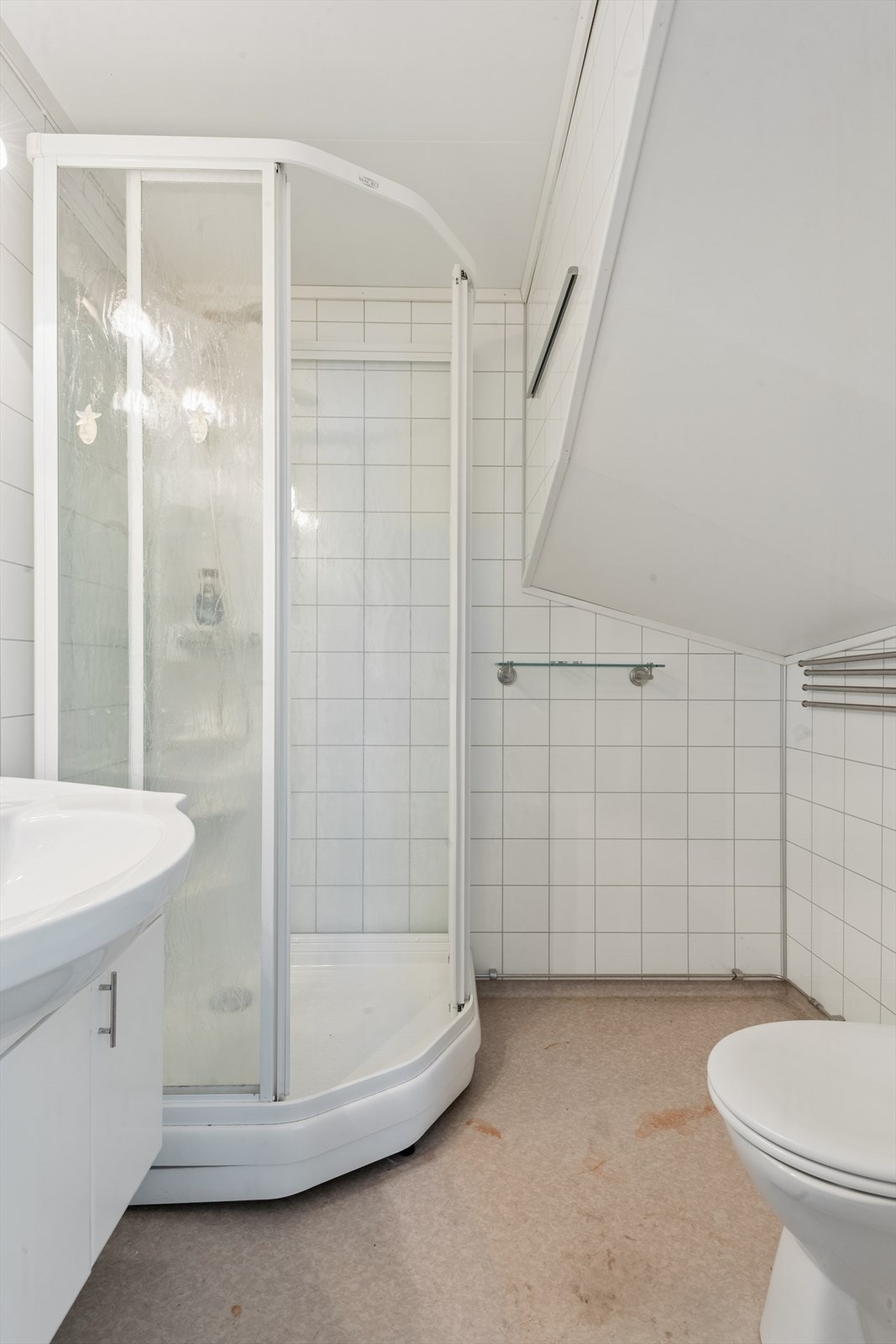 Badet i første etasje er utstyrt med dusjkabinett, toalett og servantinnredning. Galleribilde