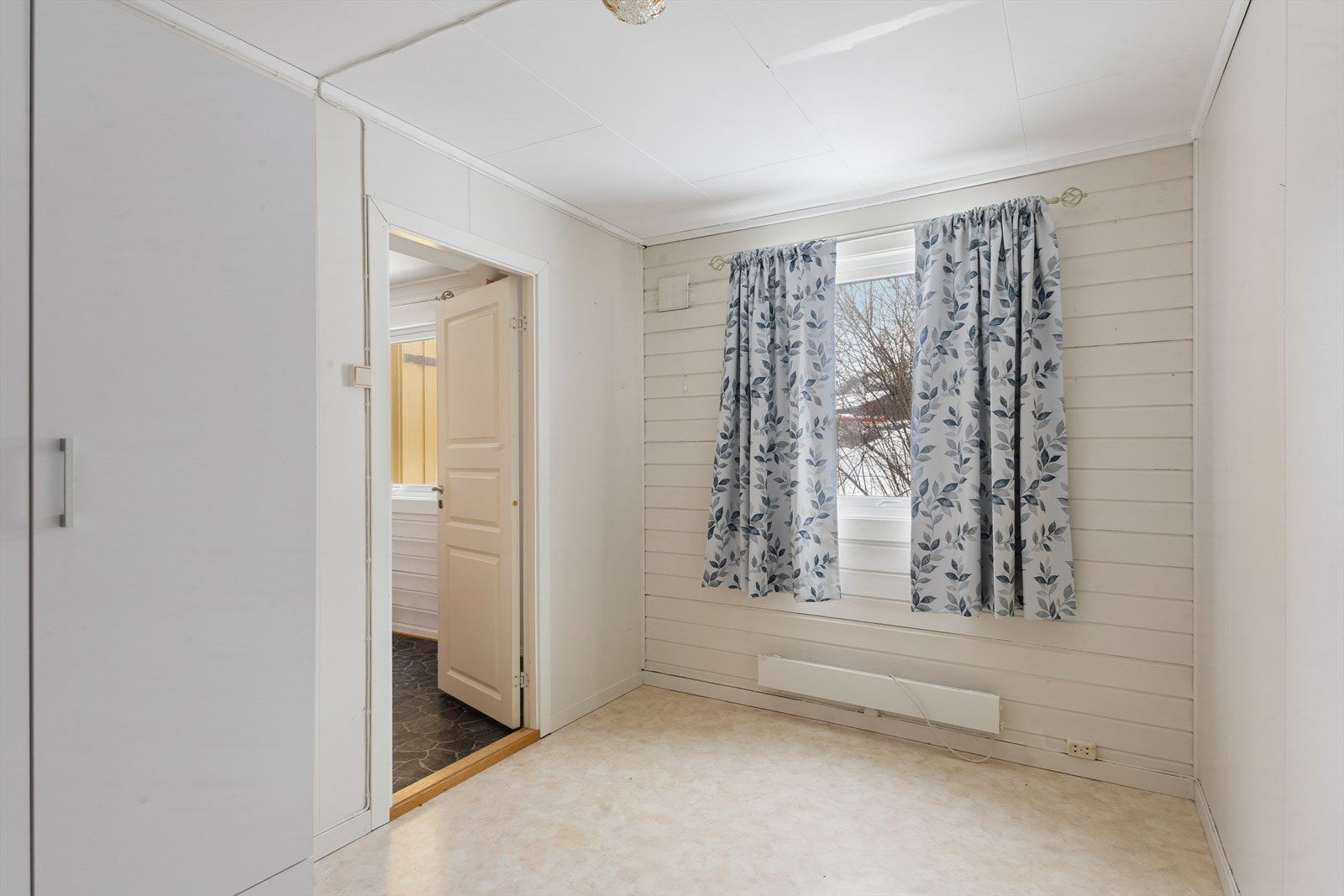 Første etasje utgjør en egen soveavdeling, adskilt fra oppholdsrommene i etasjen over. Galleribilde