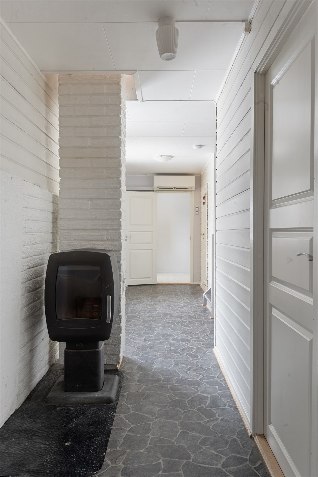 Vedovnen i første etasje er en supplerende varmekilde til oppvarmingen. Galleribilde