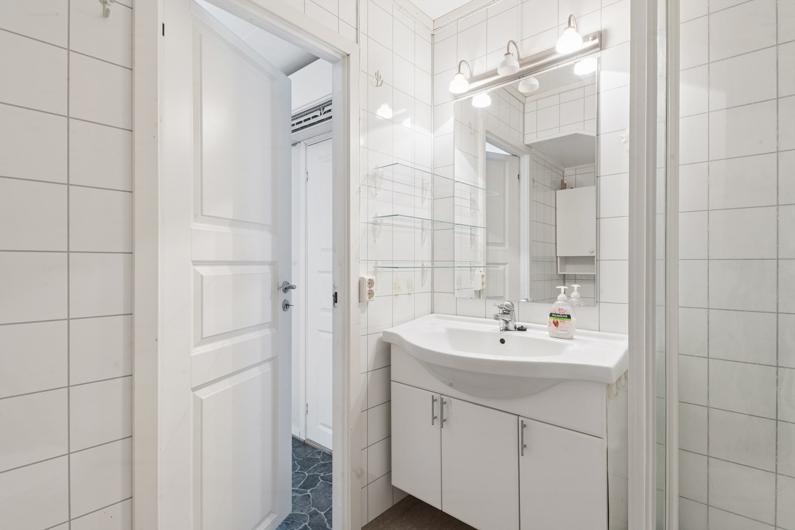 Her er det innredning med heldekkende servant og praktisk opplegg for vaskemaskin. Galleribilde