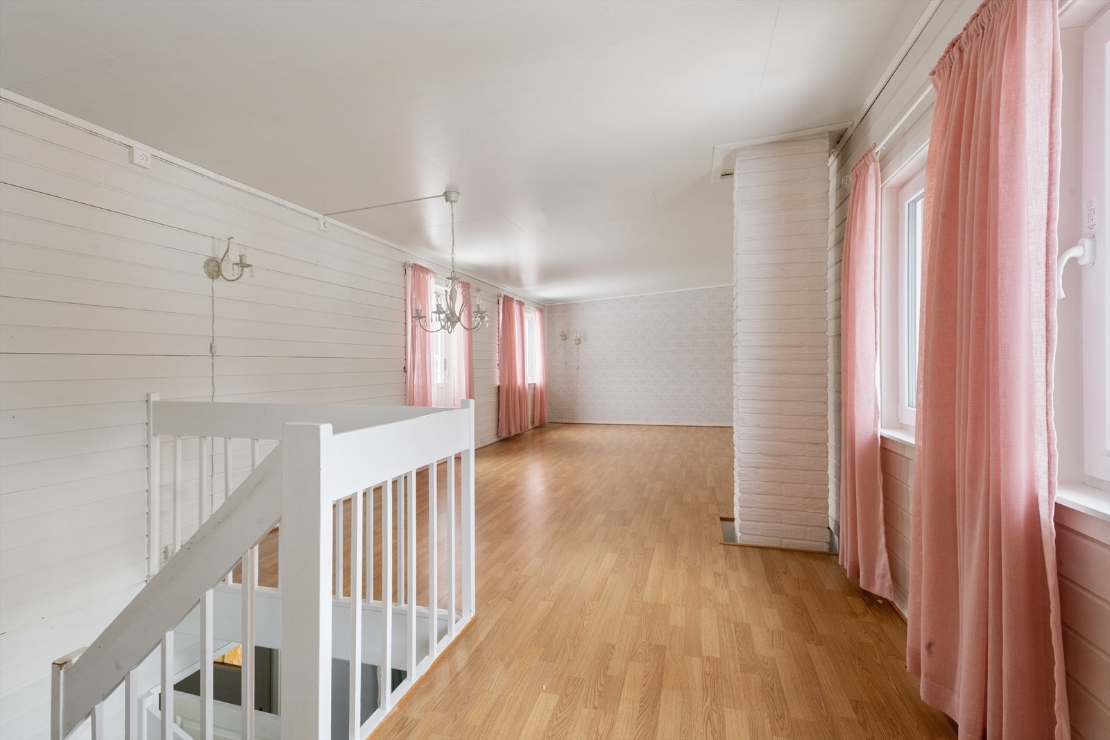 Den malte tretrappen forbinder de to etasjene og leder opp til stuearealet. Galleribilde