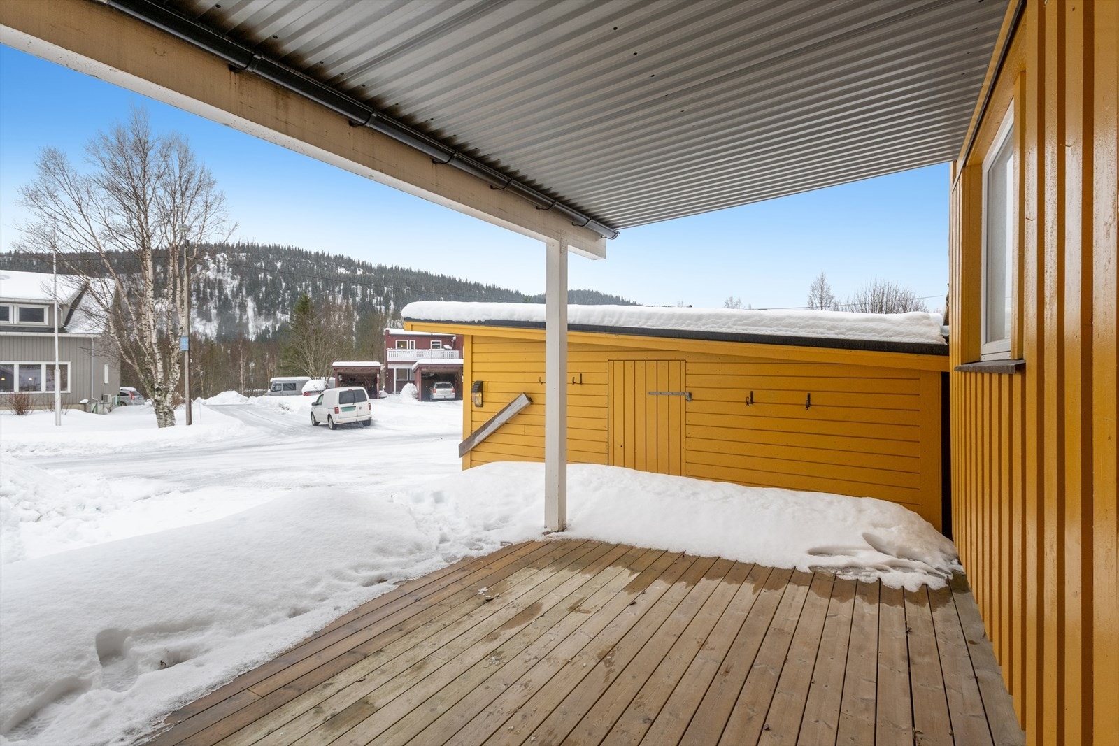Fra første etasje er det utgang til en terrasse på ca. 25 m². Galleribilde