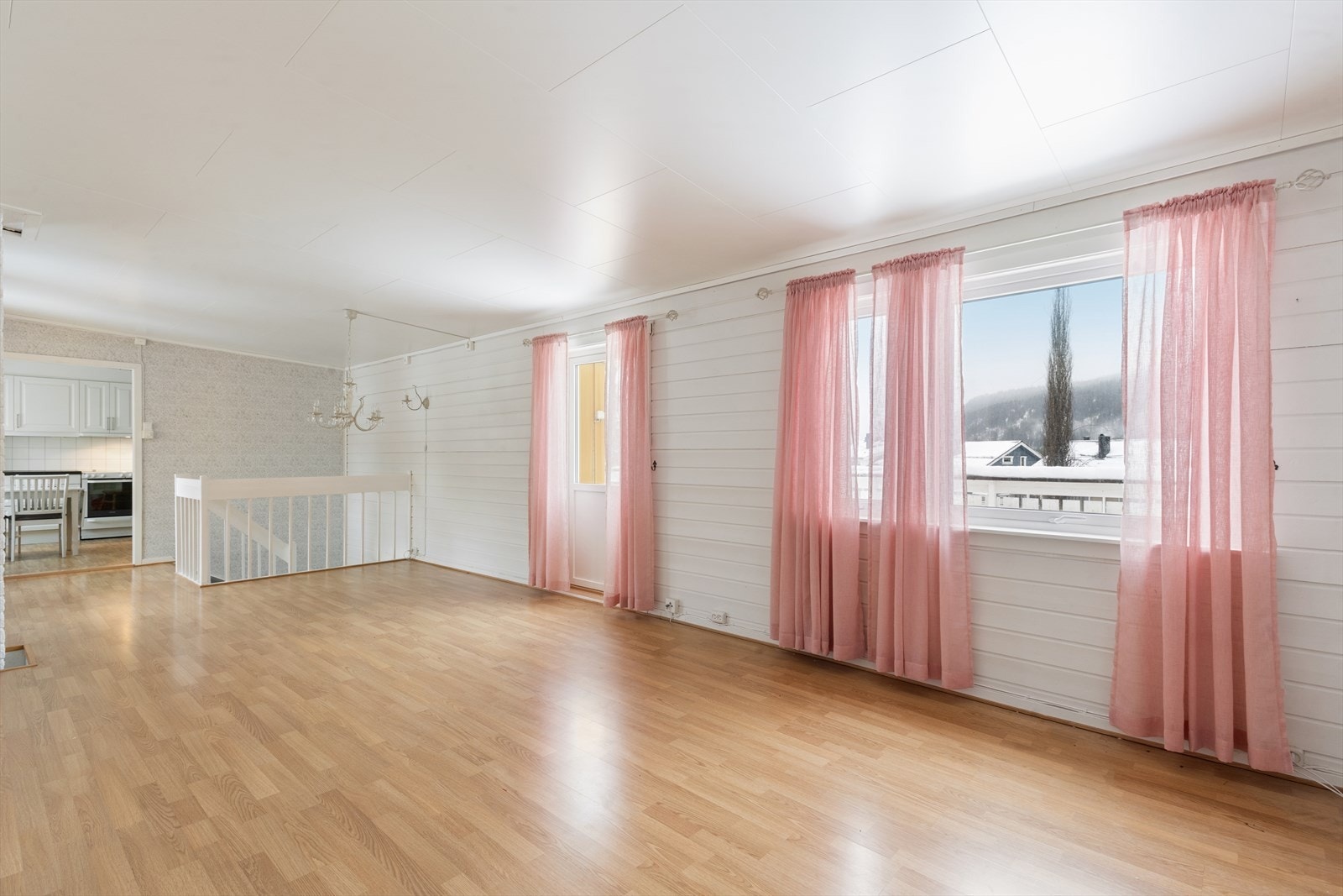 Romslig stue i andre etasje med plass til flere sittegrupper. Galleribilde