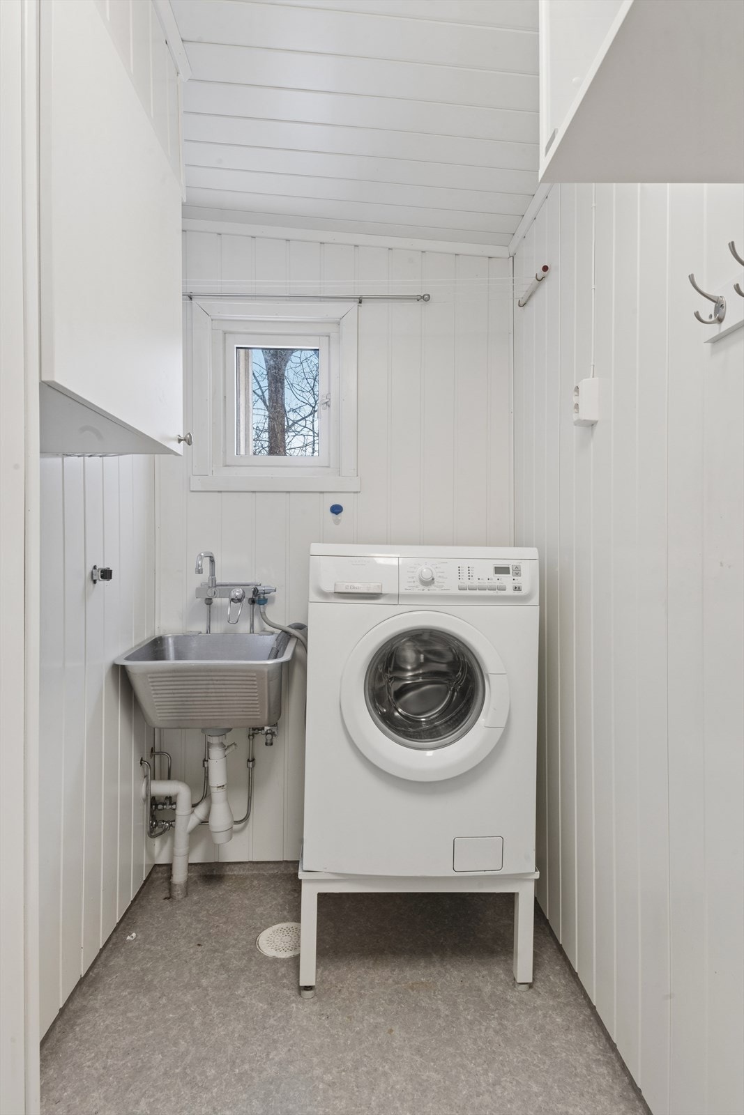 Separat vaskerom i andre etasje med utslagsvask og opplegg for vaskemaskin. Galleribilde