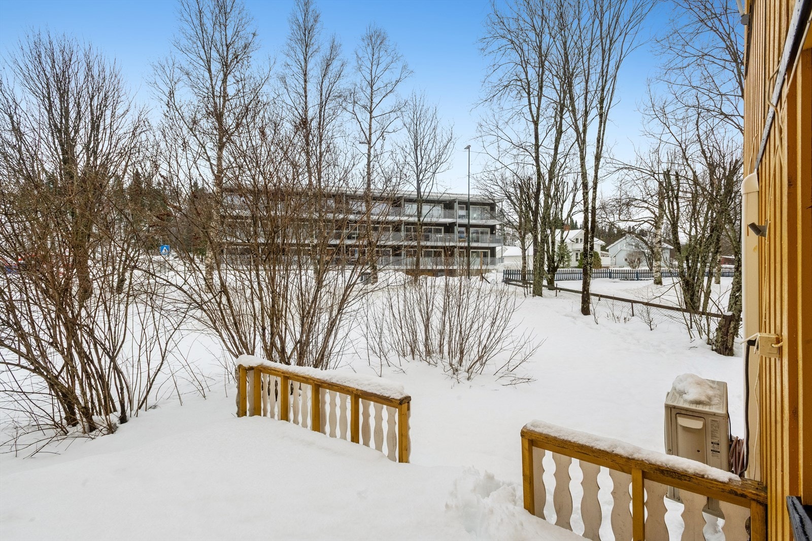 Tomten er opparbeidet med plen og prydbusker. Galleribilde