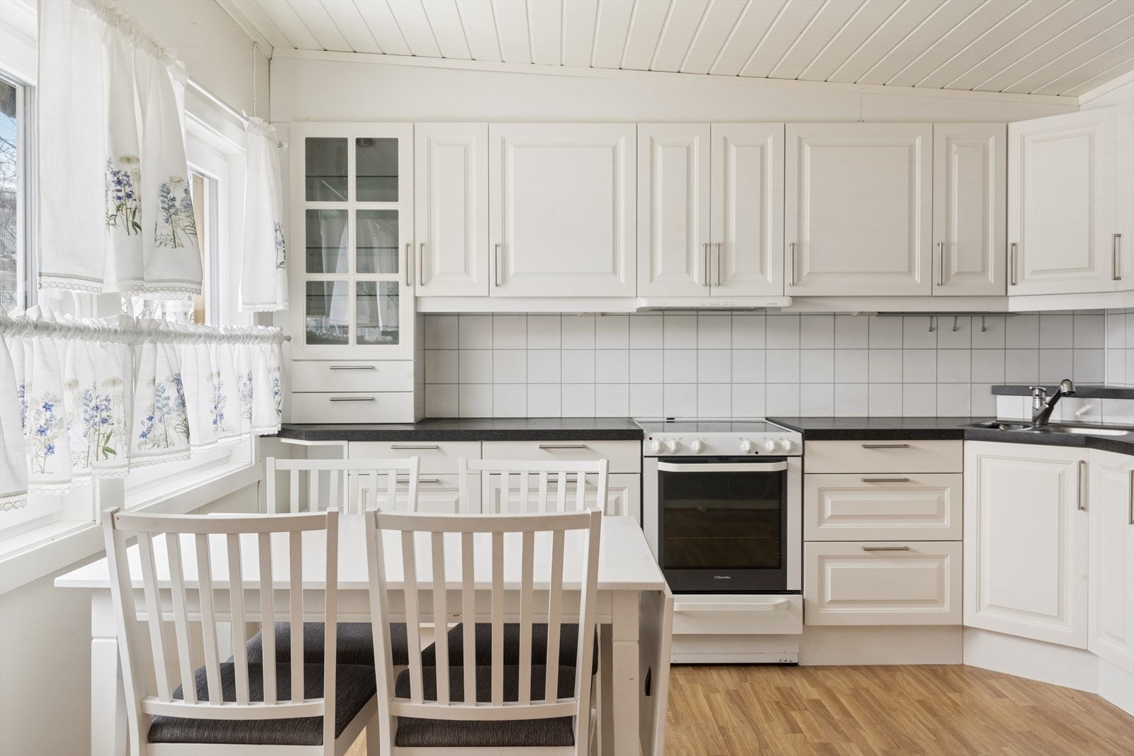 Romslig familiekjøkken med plass til spisebord. Galleribilde