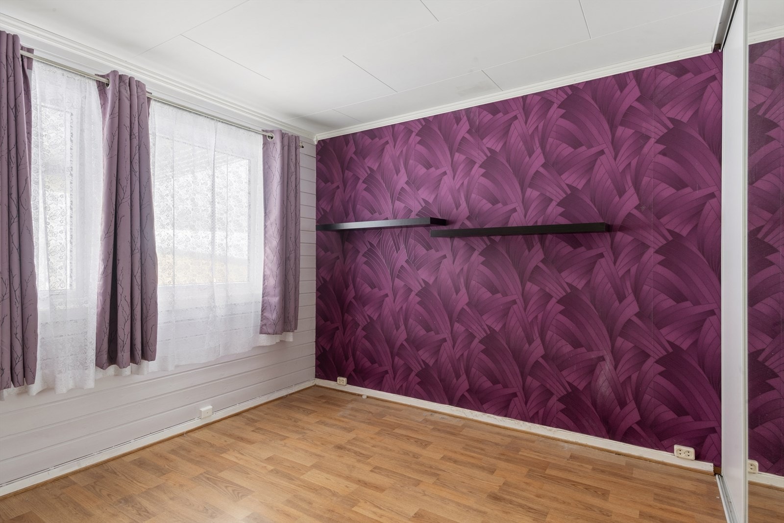 Boligen har tre soverom som er praktisk samlet i første etasje. Galleribilde