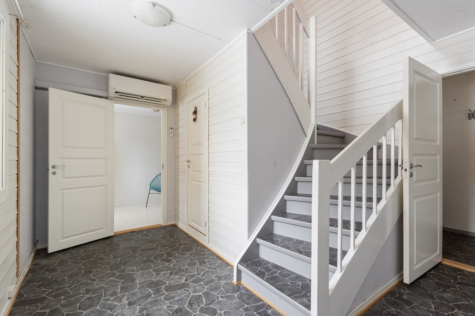 En energieffektiv luft-til-luft varmepumpe fra 2022 er installert i gangen. Galleribilde