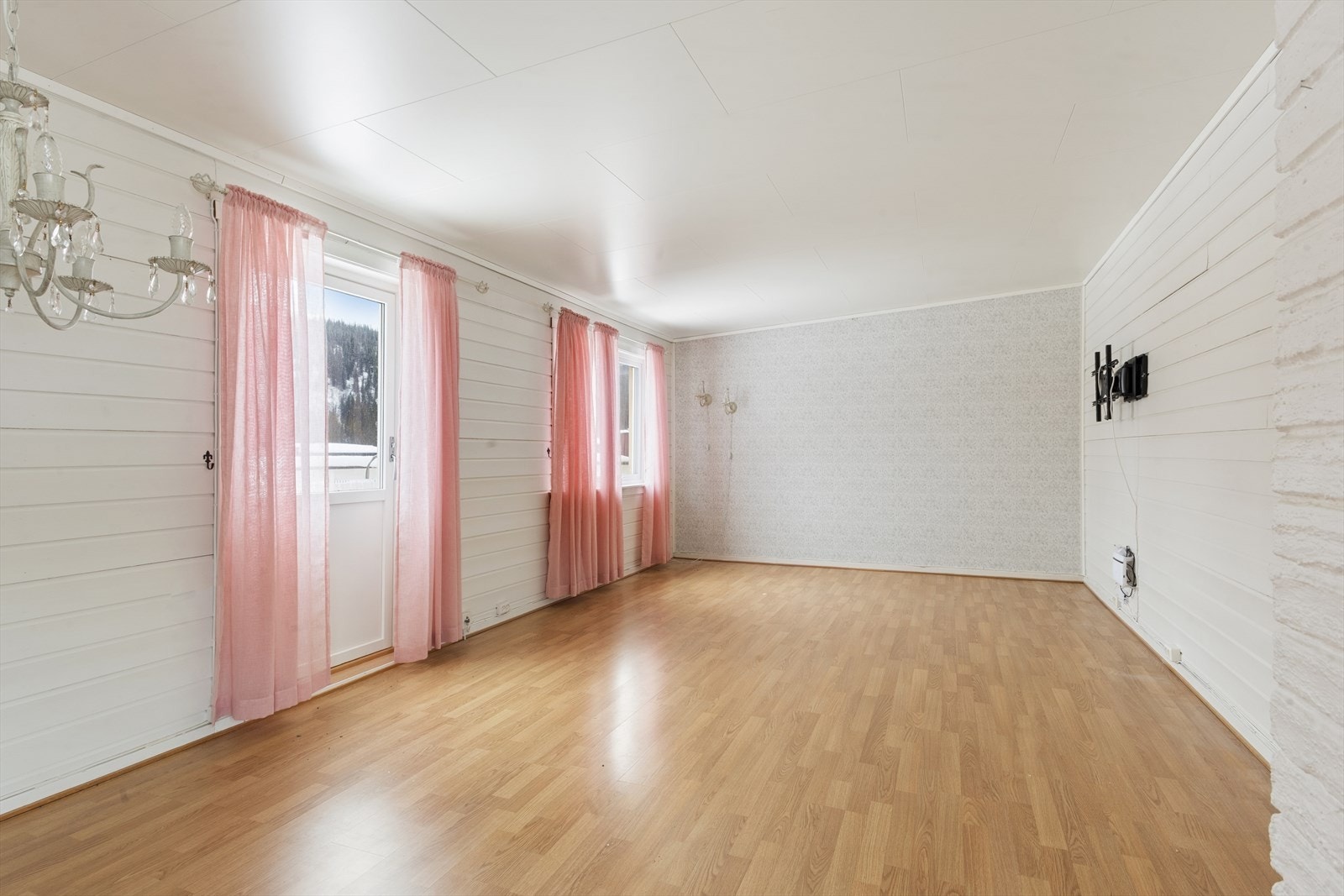 Stuen har direkte utgang til altanen, som utvider oppholdsarealet på varme dager. Galleribilde