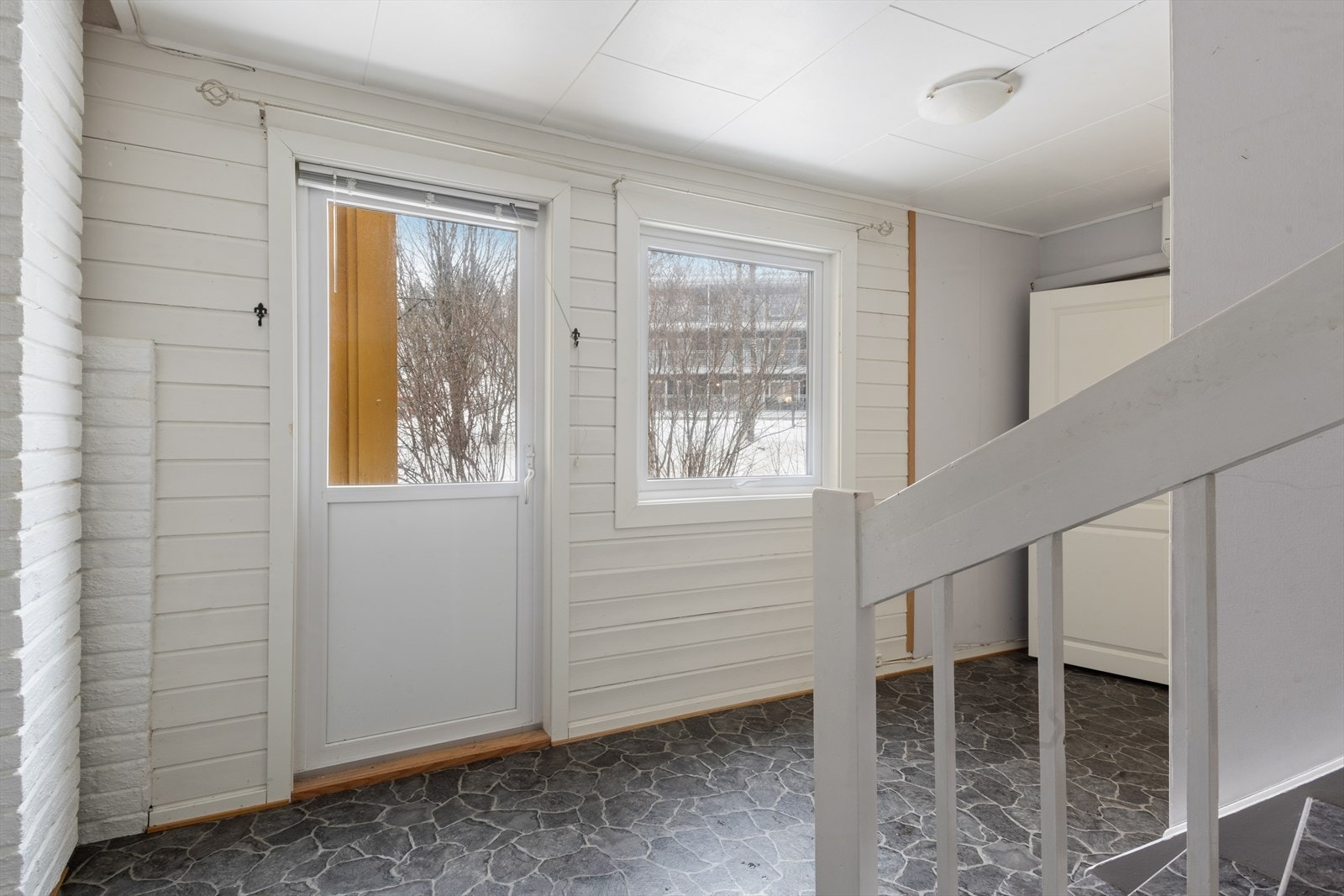 Entré og gang med trapp som forbinder boligens to plan. Galleribilde