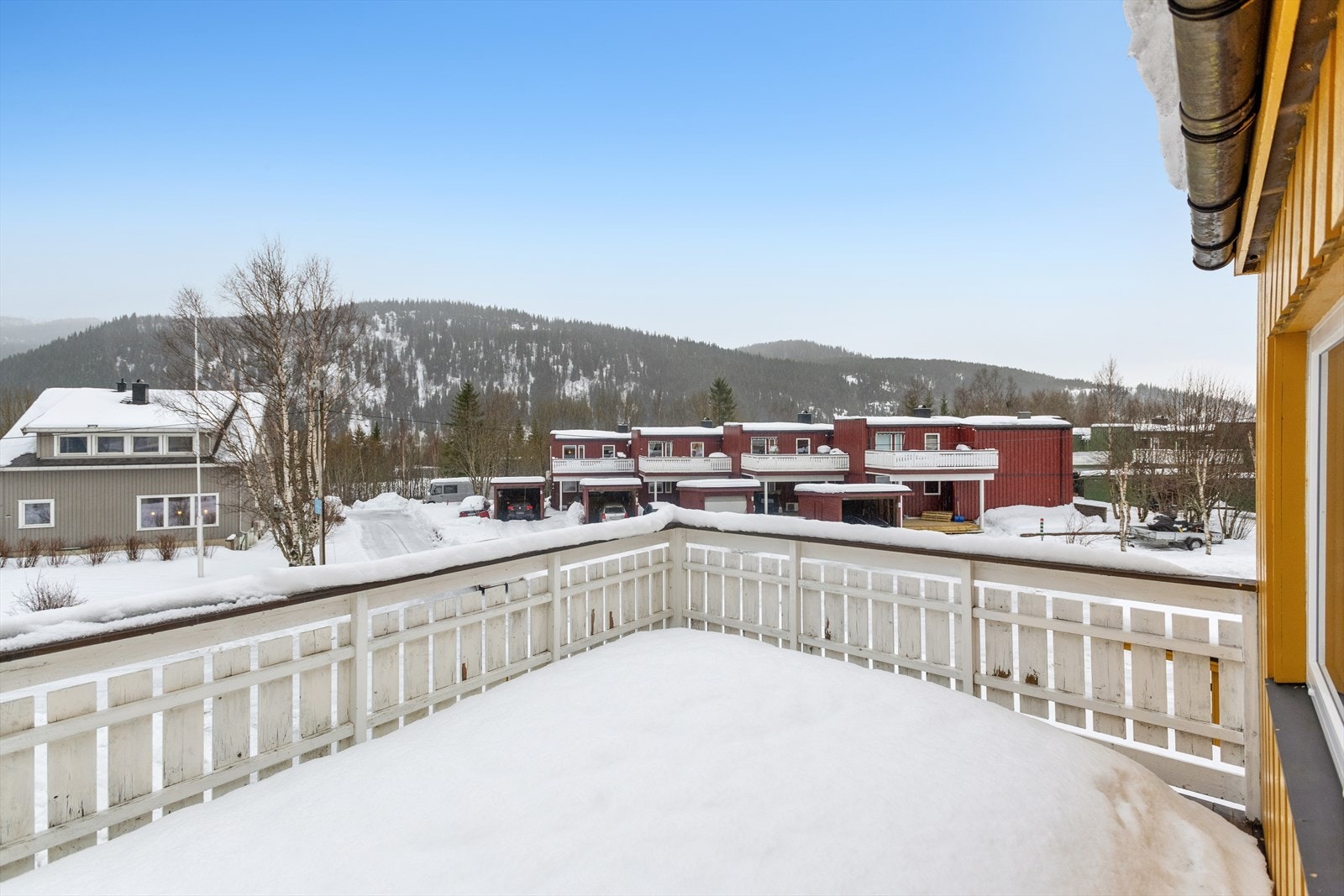 Fra stuen er det utgang til en romslig altan på ca. 18 m² med utsikt over nærområdet. Galleribilde