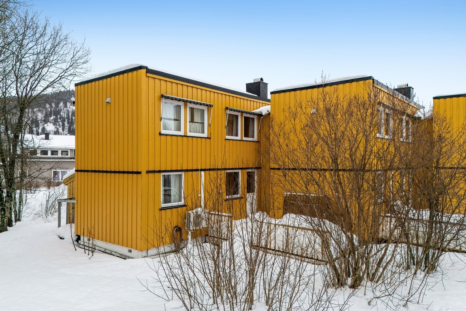 Bygningen har yttervegger av trekonstruksjon med stående kledning. Galleribilde