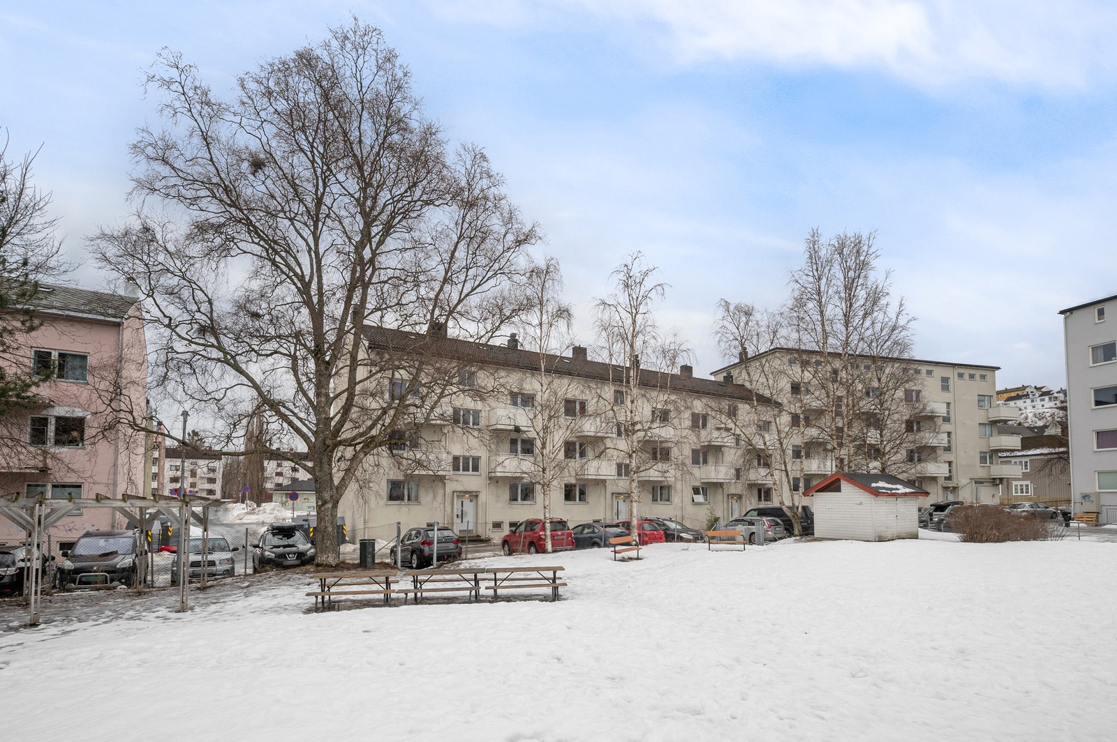 Leiligheten ligger i byggets 2.etasje. Det medfølger ingen egen parkeringsplass. Det er for øvrig soneparkering i store deler av Lademoen. Galleribilde