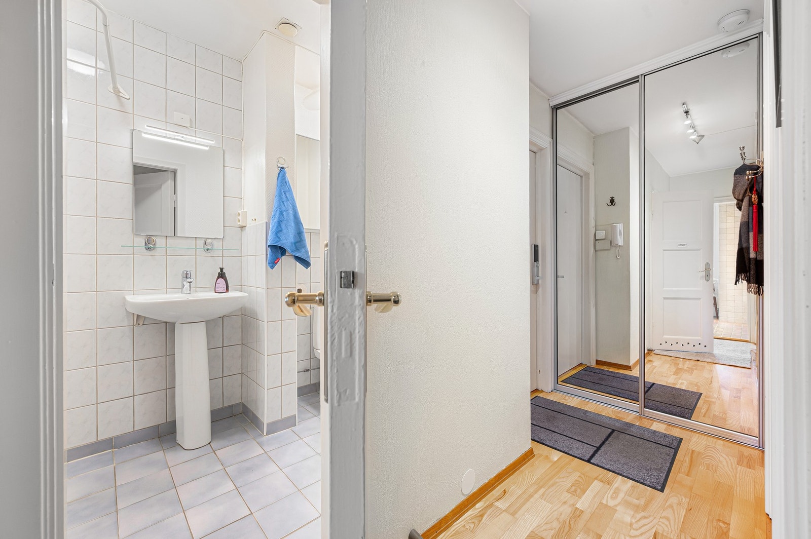 Baderommet finner du like ved entréen. Galleribilde