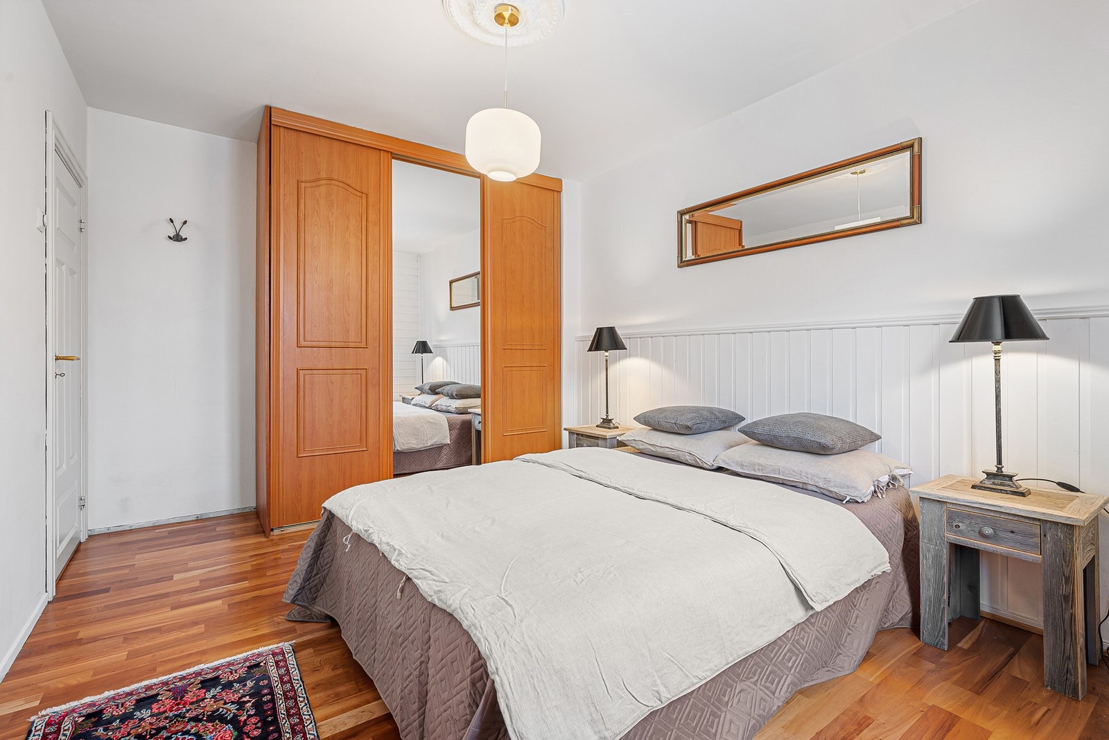 Den gode størrelsen byr på god plass til dobbeltseng og øvrig møblement. Galleribilde