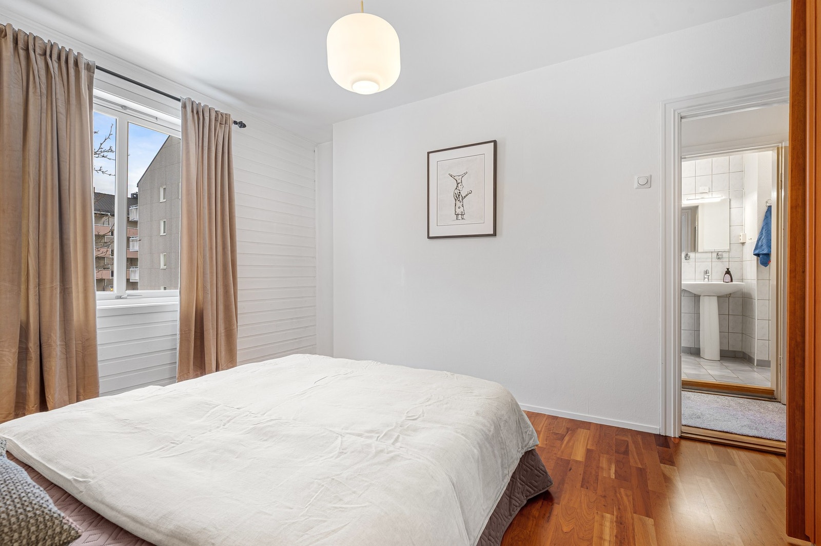 Soverommet ligger vendt mot fredelige omgivelser og gir enkel tilgang til badet. Galleribilde