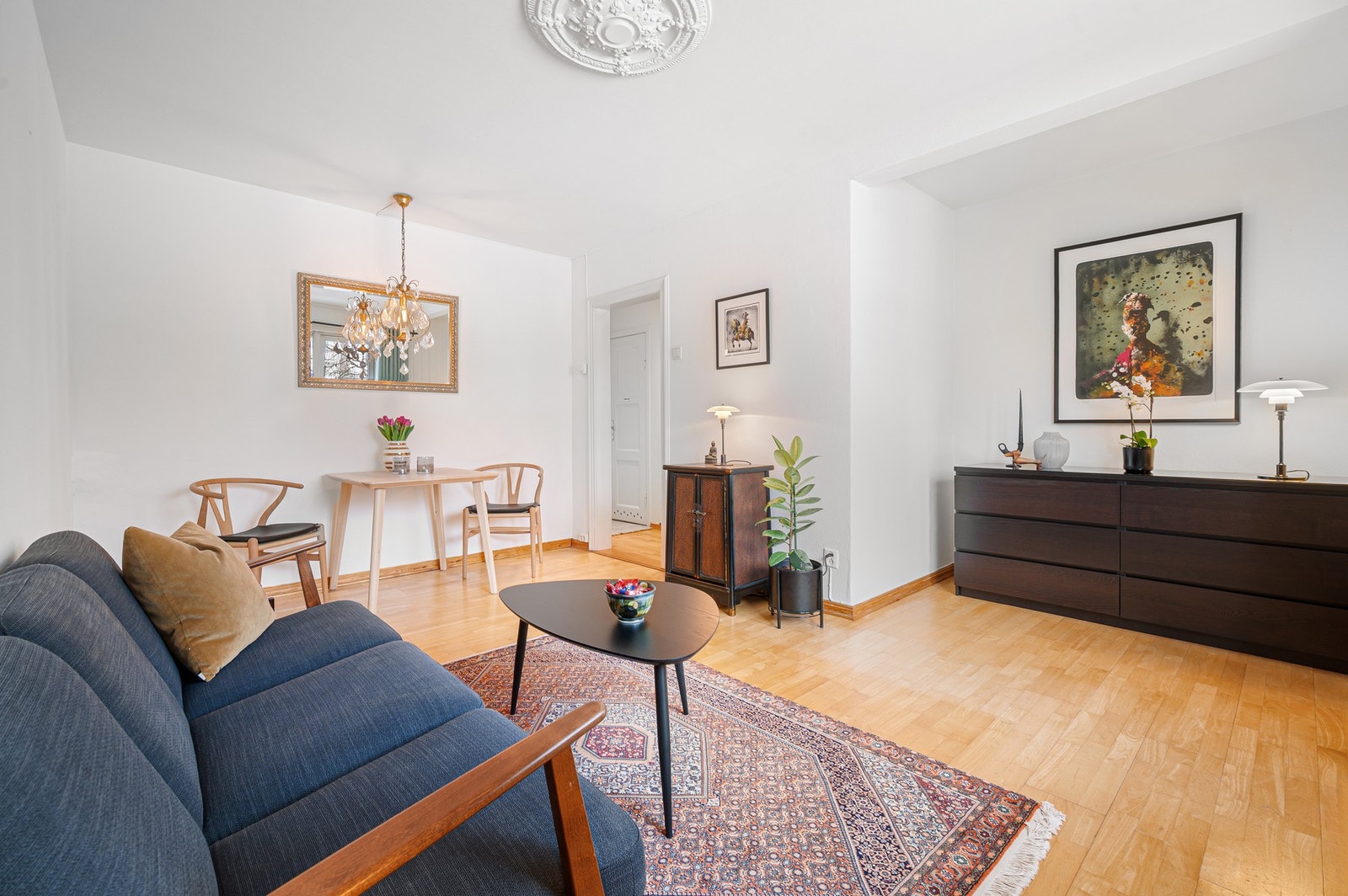 Stuen er romslig med sine 17 kvm og har god plass til bl.a. komfortabel sofagruppe, samt annet ønsket møblement. Galleribilde