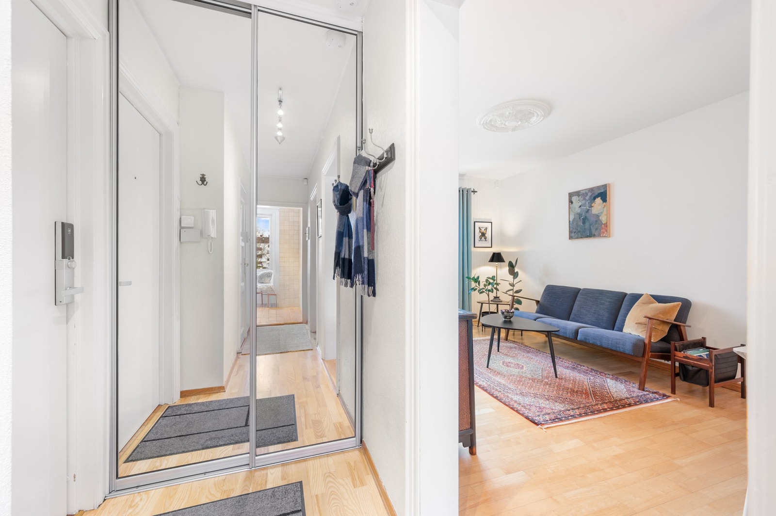 Entréen har god plass til oppbevaring av sko og yttertøy. Galleribilde