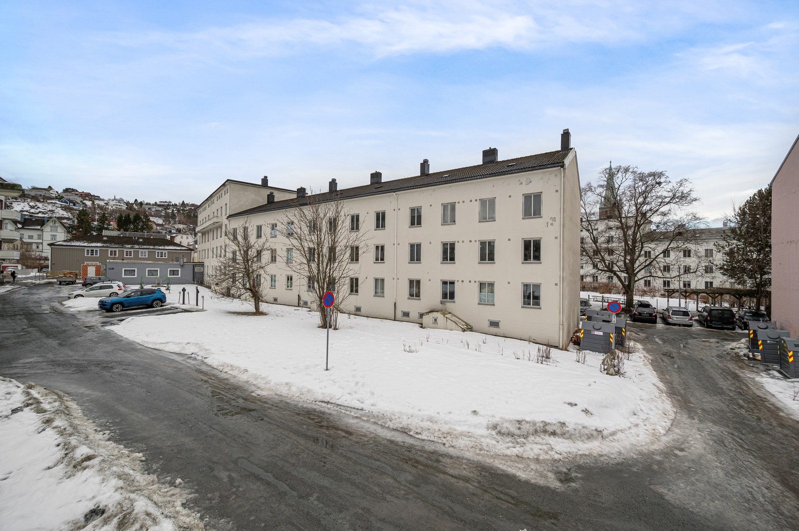 Fasade. Byggeåret er 1939. Leiligheten disponerer 2 boder i kjeller og 1 på loft. Galleribilde