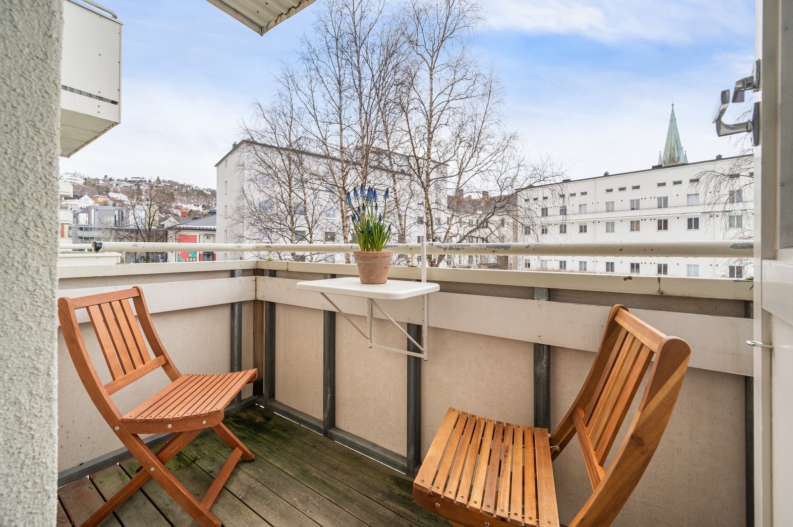 Vestvendt balkong på 2,6 kvm som byr på gode solforhold. Galleribilde