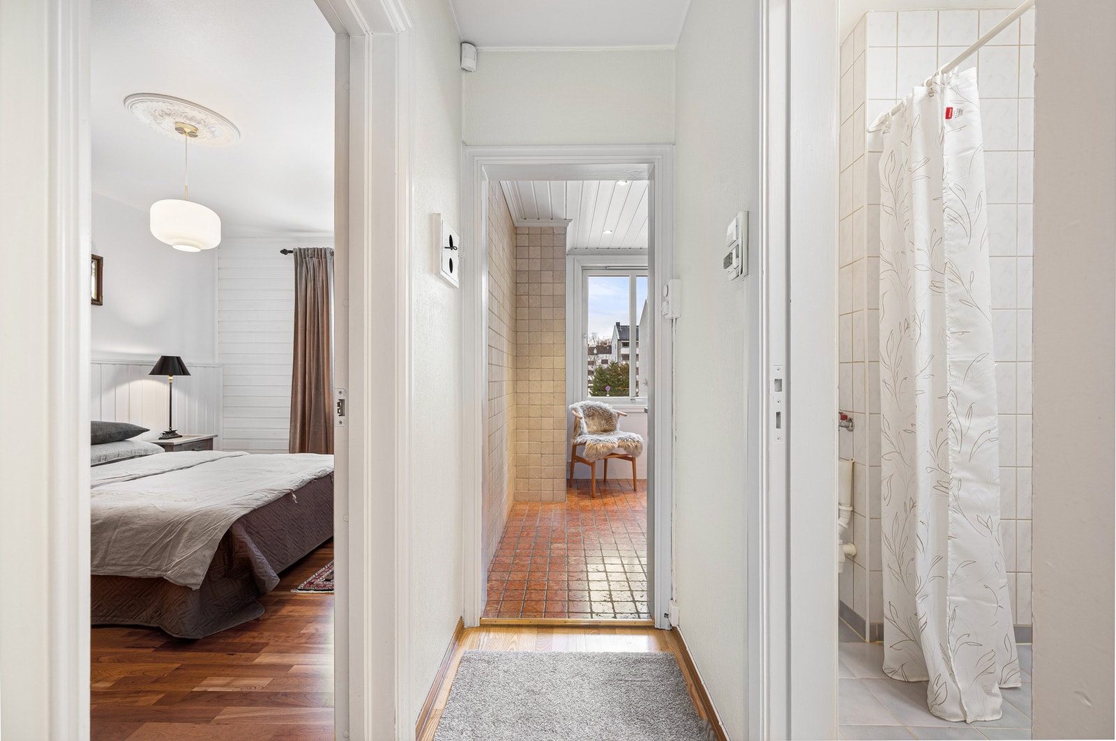 Naturlig skille mellom rommene i boligen som gir flere soner. Galleribilde