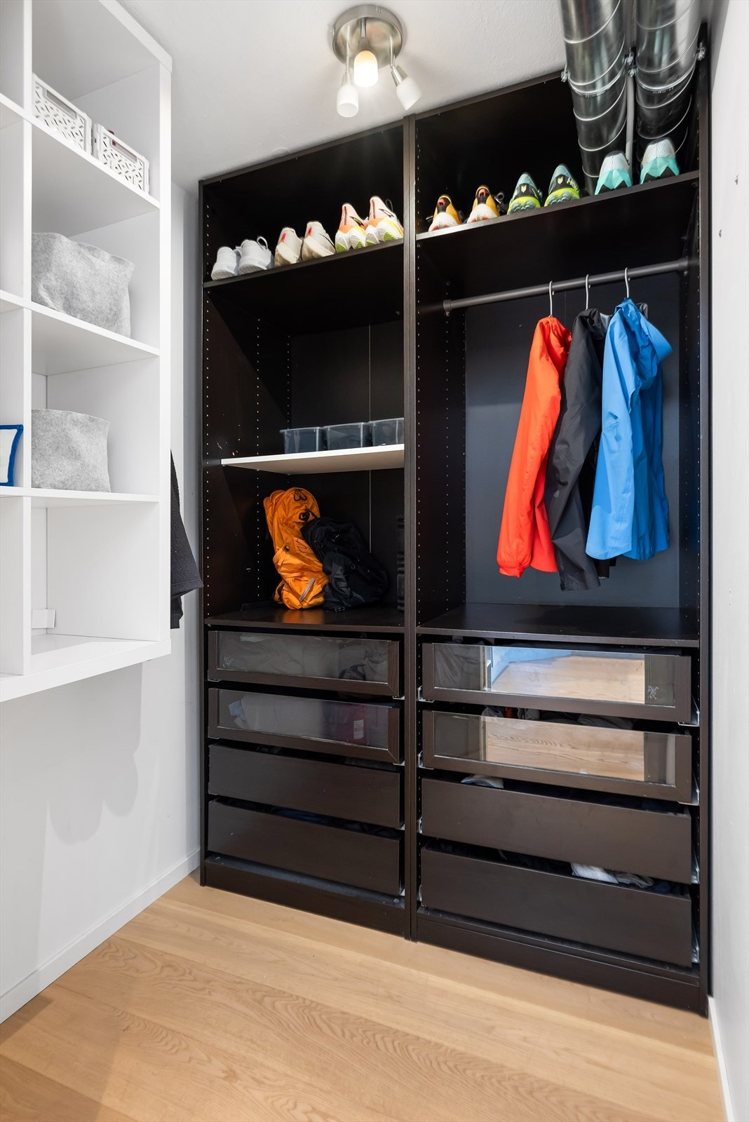 Innvendig bod på hovedplanet innredet som `walk in`` garderoberom. Galleribilde