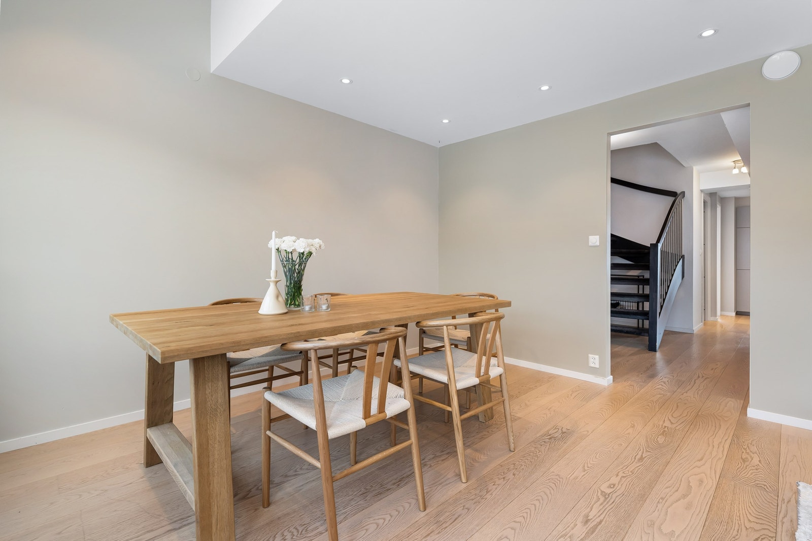 God plass til spisegruppe i rommet. Galleribilde