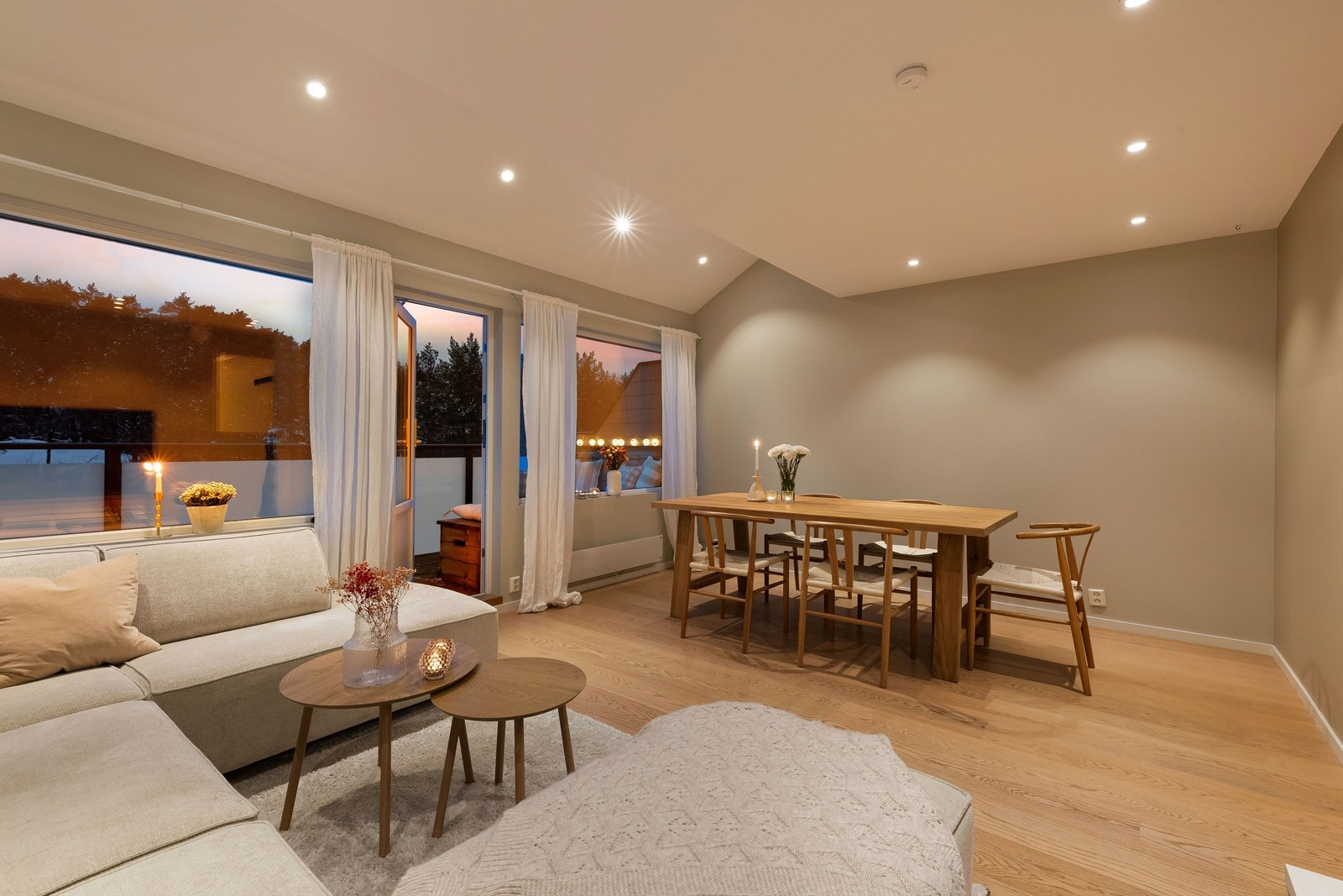 Stuen er av god størrelse med plass til både sofagruppe og spisebordgruppe. Galleribilde