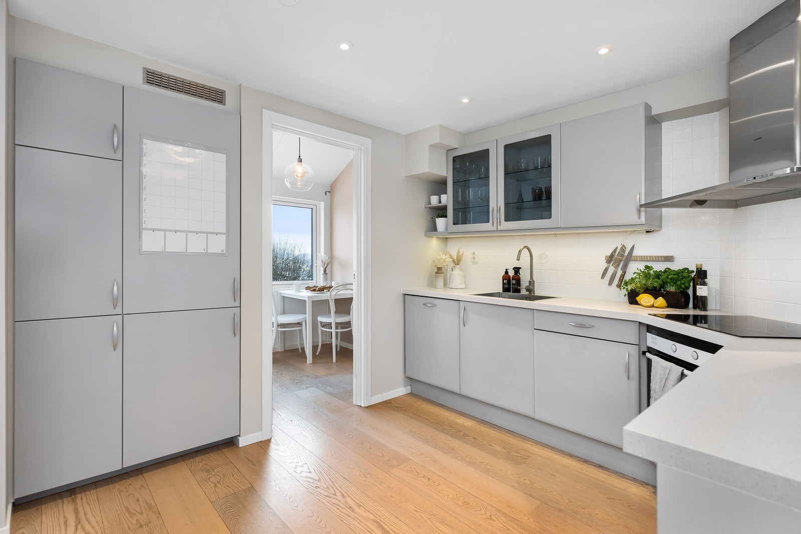 Flott kjøkken med god oppbevaringsplass i skuffer og skap. Galleribilde