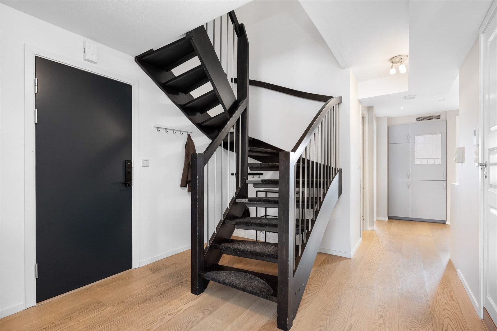 Gang med trapp til øvre plan. Galleribilde