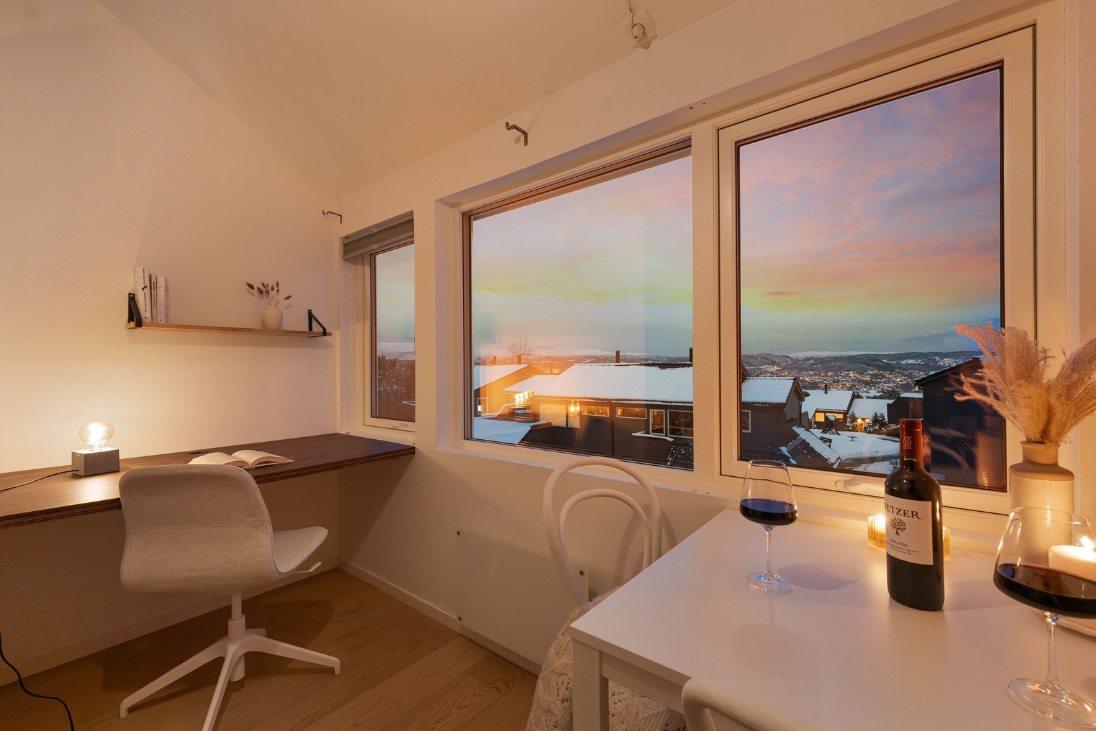 Soverom med hems er av opprinnelige tegninger kjøkken. Dvs at kjøkkenet er blitt noe redusert i størrelse etter byggeår. Galleribilde