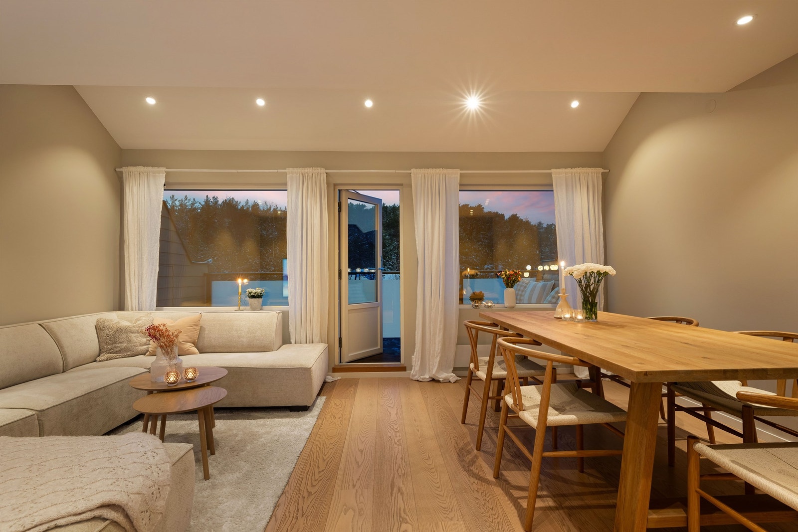 Flott og romslig stue med vindusflater som slipper inn rikelig med lys Galleribilde