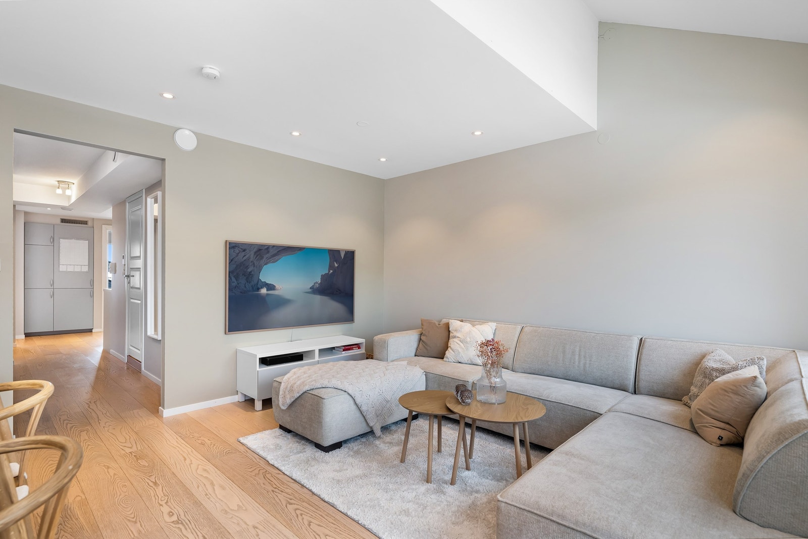 Det er malt i duse fine farger og man har downlights i tak. Galleribilde