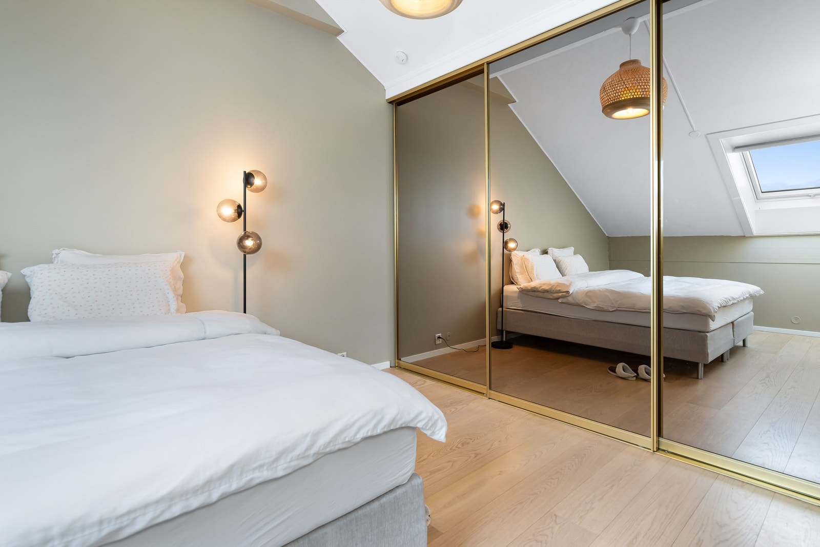 Det er innredet med skyvedørsgarderobe Galleribilde