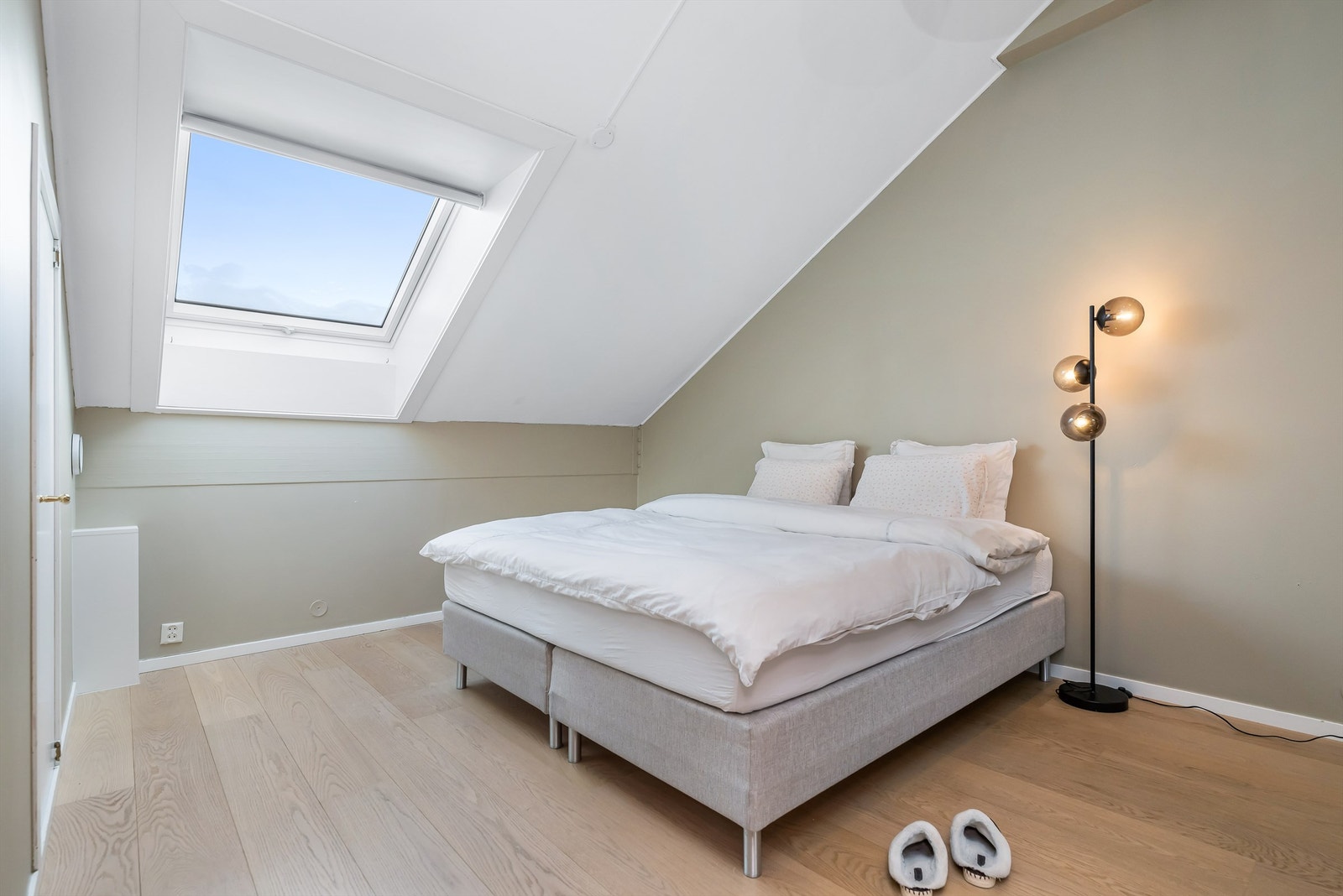 Lyst og romslig soverom i toppetasjen med skråtak og flotte gulvflater. Galleribilde